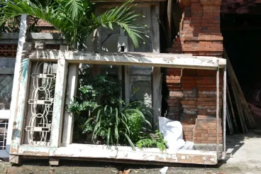 Antike Tür aus Teakholz mit quadratischer Schnitzerei oben, 145cm Länge, 16cm Breite und 275cm Höhe 